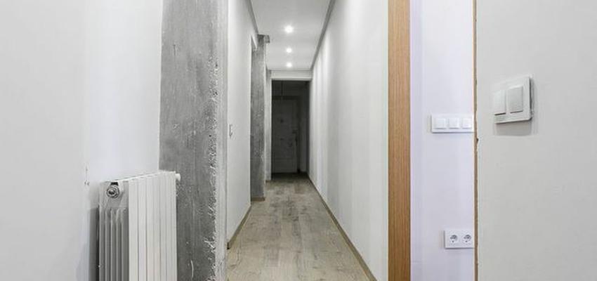 Pasillo style moderno color marron, blanco, gris  diseñado por Alvaro Aparicio Martín | Arquitecto 