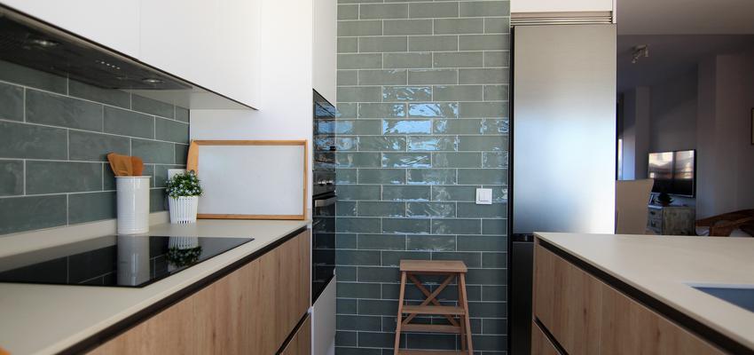 Cocina Estilo moderno Color turquesa, azul cielo, bronce  diseñado por ProHome | Reformista, constructor 