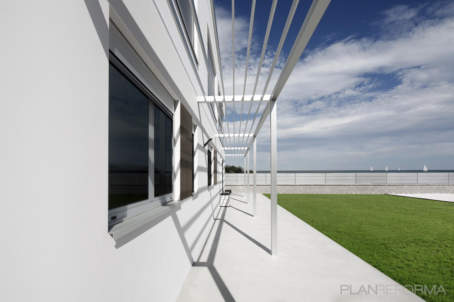 Patio, Exterior style moderno color verde, blanco, gris, gris  diseñado por joanPMP | Arquitecto 