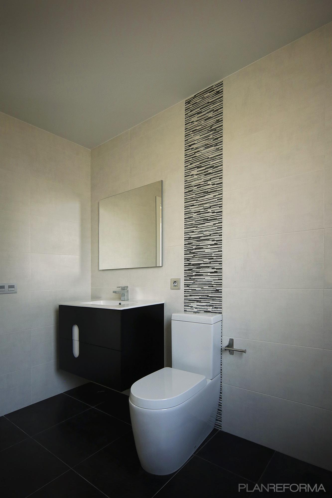Baño style contemporaneo color blanco, gris, negro  diseñado por joanPMP | Arquitecto 