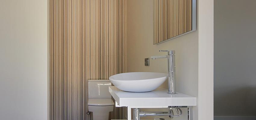 Baño style moderno color beige, marron, blanco, gris, gris  diseñado por joanPMP | Arquitecto 