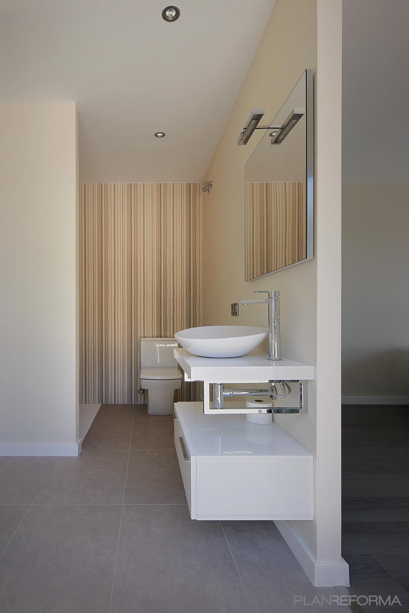 Baño style moderno color beige, marron, blanco, gris, gris  diseñado por joanPMP | Arquitecto 
