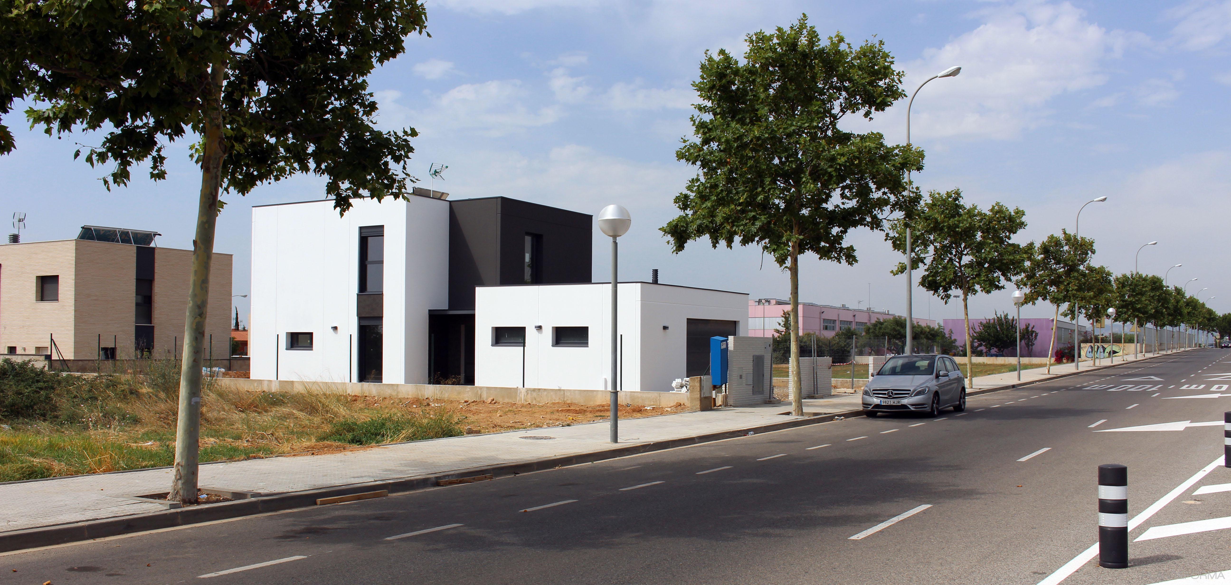Exterior style contemporaneo color blanco, gris, negro  diseñado por joanPMP | Arquitecto 