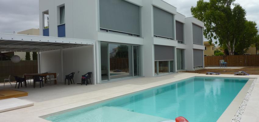 Piscina, Porche, Exterior style moderno color azul cielo, beige, blanco, gris, gris  diseñado por joanPMP | Arquitecto 