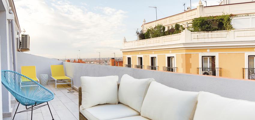 Terraza Estilo contemporaneo Color amarillo, turquesa, blanco  diseñado por studioBMK | Arquitecto 