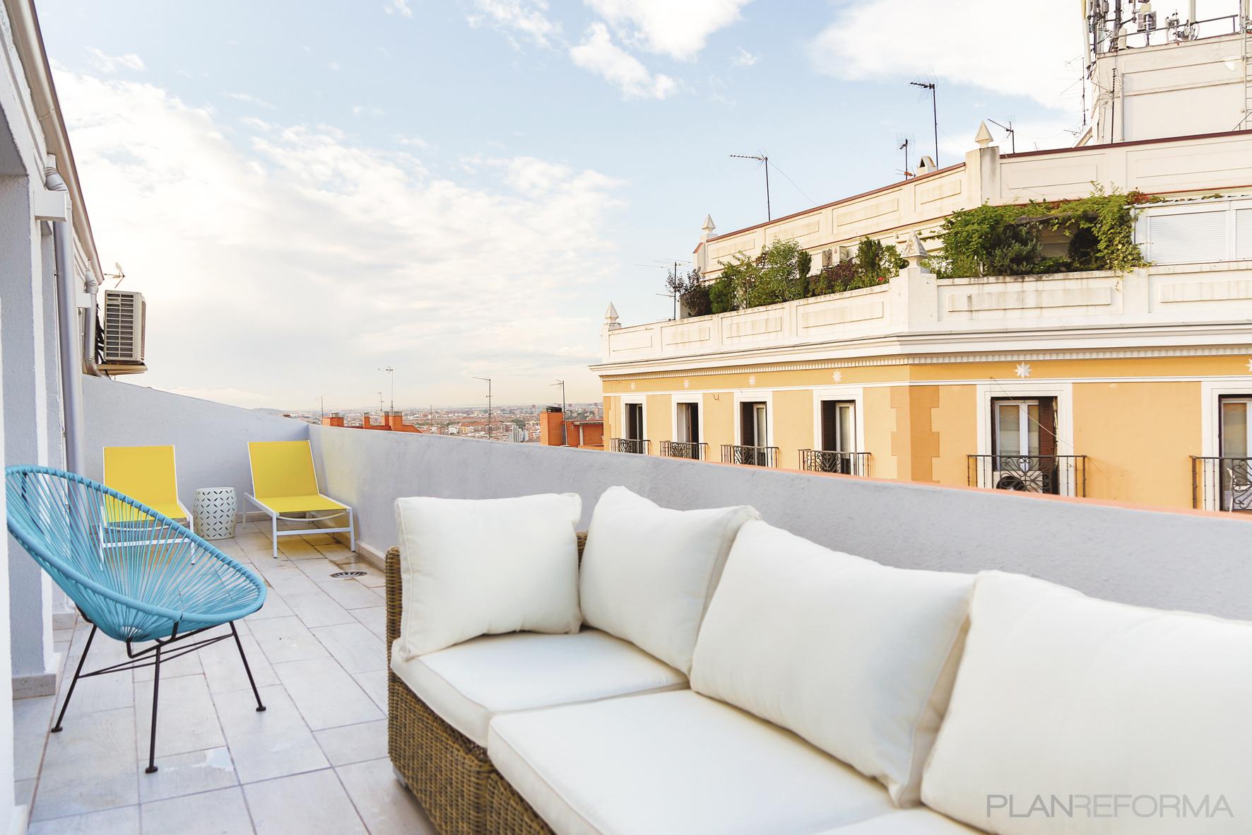 Terraza Estilo contemporaneo Color amarillo, turquesa, blanco  diseñado por studioBMK | Arquitecto 