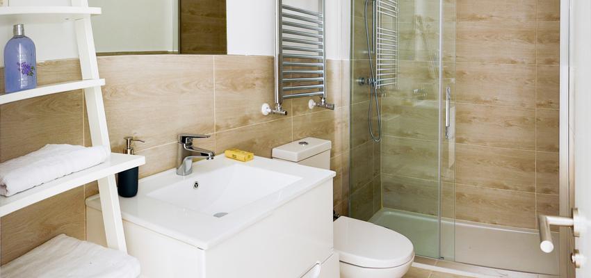 Baño Estilo contemporaneo Color beige, blanco, gris  diseñado por studioBMK | Arquitecto | Copyright imagen de www.urbanvidastays.com