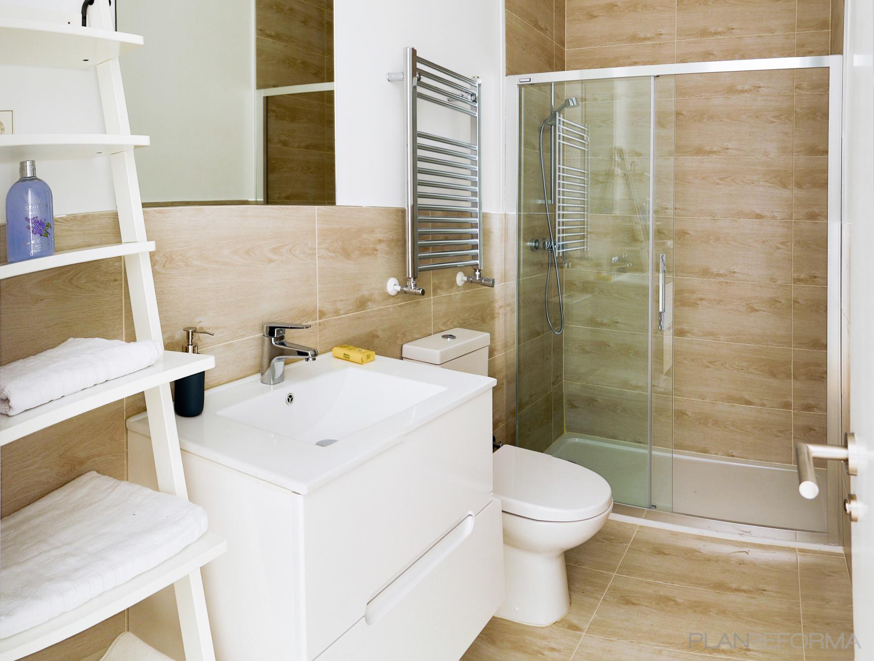 Baño Estilo contemporaneo Color beige, blanco, gris  diseñado por studioBMK | Arquitecto | Copyright imagen de www.urbanvidastays.com