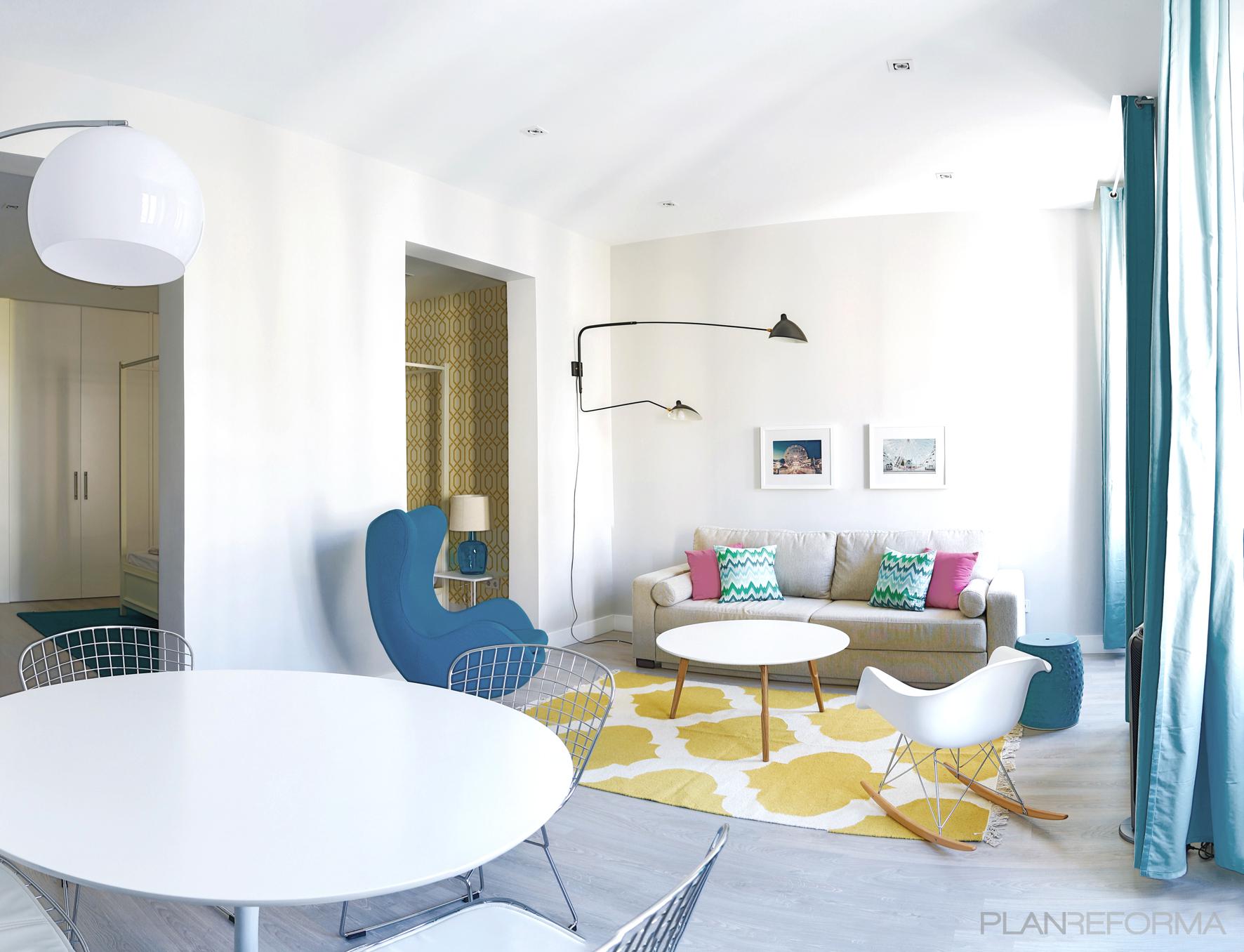 Salon Estilo contemporaneo Color amarillo, turquesa, blanco  diseñado por studioBMK | Arquitecto | Copyright imagen de www.urbanvidastays.com