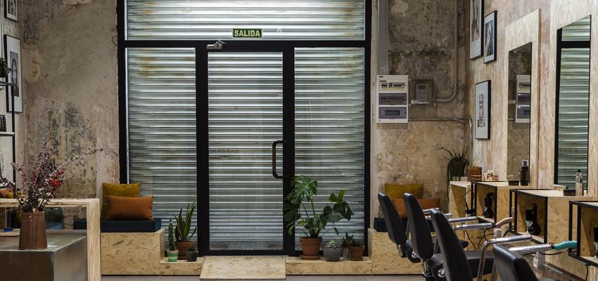 Salón de belleza Estilo vanguardista Color marron, verde, gris  diseñado por Triangle Deco coaching | Interiorista 