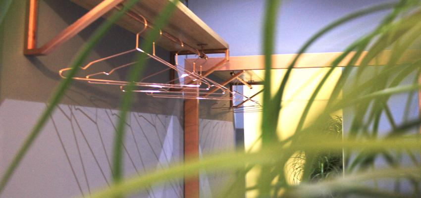 Vestidor, Salón de belleza Estilo moderno Color verde, gris, bronce  diseñado por Triangle Deco coaching | Interiorista 