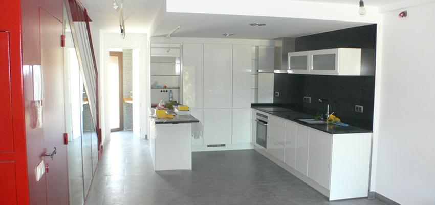 Cocina Estilo tradicional Color rojo  diseñado por Jordi Mercadé | Arquitecto | Copyright Jordi Mercadé