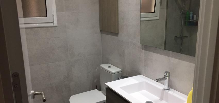 Baño Estilo moderno Color marron, blanco, gris  diseñado por Llorenç Jimenez Torres | Arquitecto Técnico 