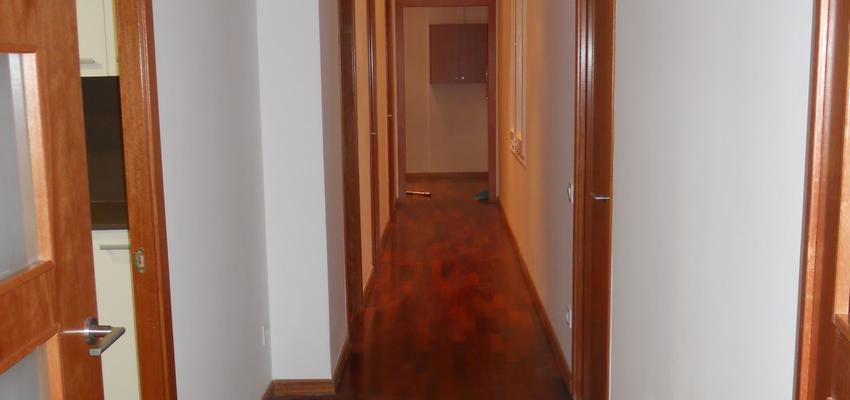 Pasillo Estilo mediterraneo Color marron, blanco  diseñado por Llorenç Jimenez Torres | Arquitecto Técnico 