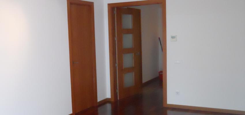 Sala de la TV, Pasillo Estilo contemporaneo Color marron, blanco  diseñado por Llorenç Jimenez Torres | Arquitecto Técnico 