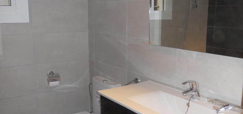 Baño Estilo contemporaneo Color beige, blanco, negro  diseñado por Llorenç Jimenez Torres | Arquitecto Técnico 