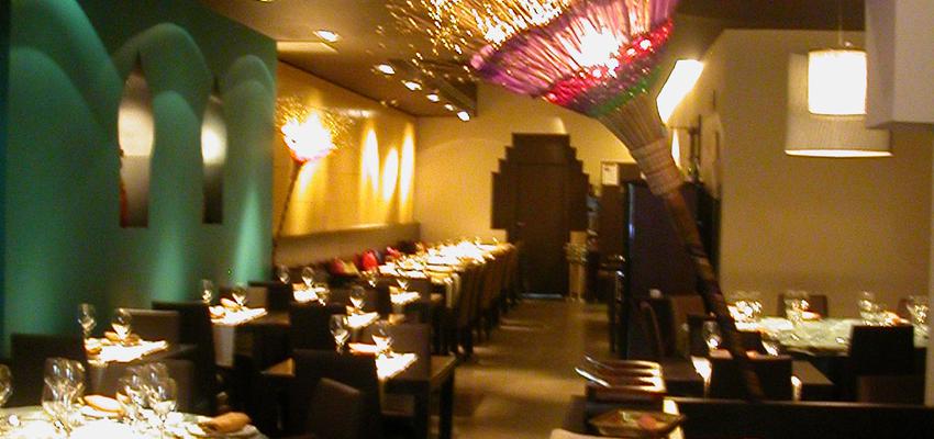 Restaurante style contemporaneo color rojo, azul oscuro, marron  diseñado por PPT INTERIORISMO | Interiorista 