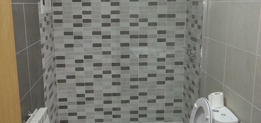 Baño Estilo moderno Color beige  diseñado por Reformas Rojoli Madrid SL | Reformista, constructor | Copyright SI