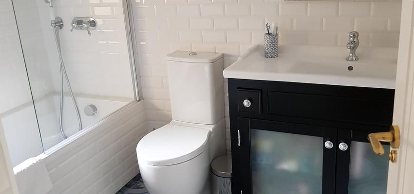 Baño Estilo moderno Color rosa salmon, turquesa, azul cielo  diseñado por Reformas Rojoli Madrid SL | Reformista, constructor | Copyright SI