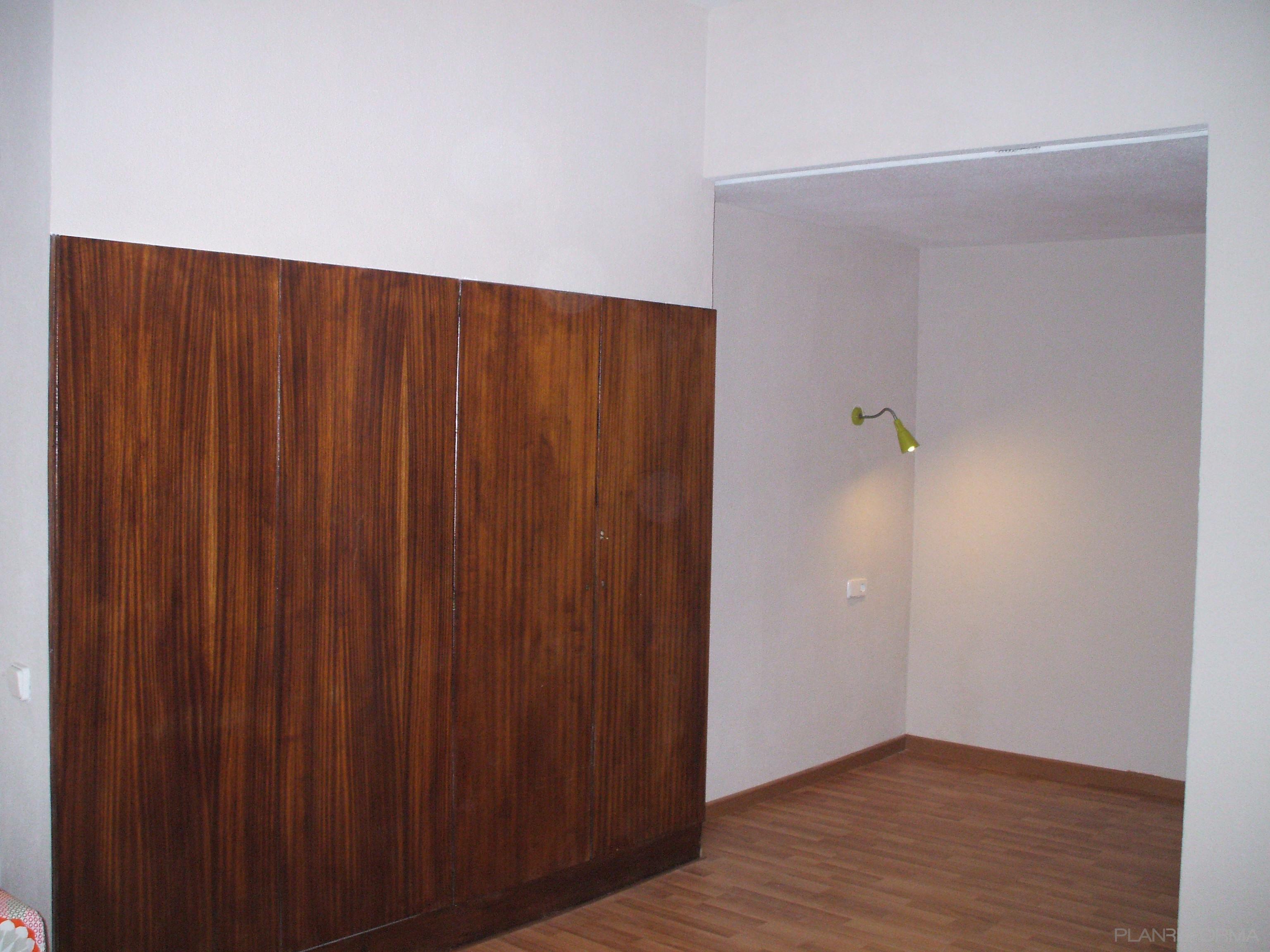Dormitorio style moderno color marron, azul oscuro  diseñado por Rojoli Proyectos y Obras SL | Gremio | Copyright si