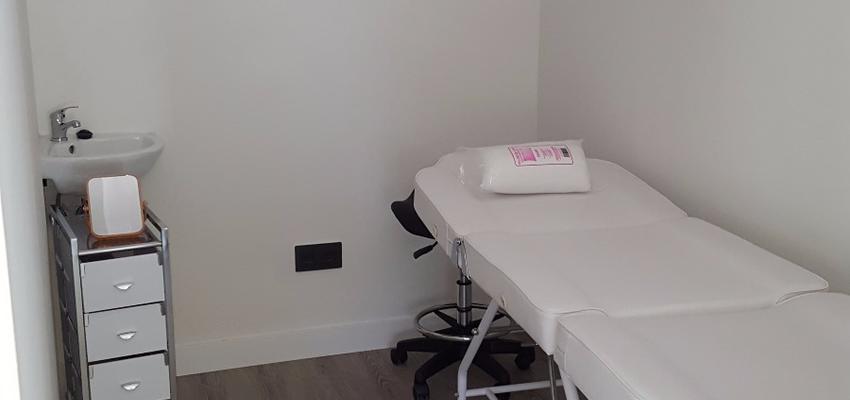 Salón de belleza Estilo moderno Color marron, blanco  diseñado por construimos tu casa sl. | Gremio | Copyright contruimos tu casa sl