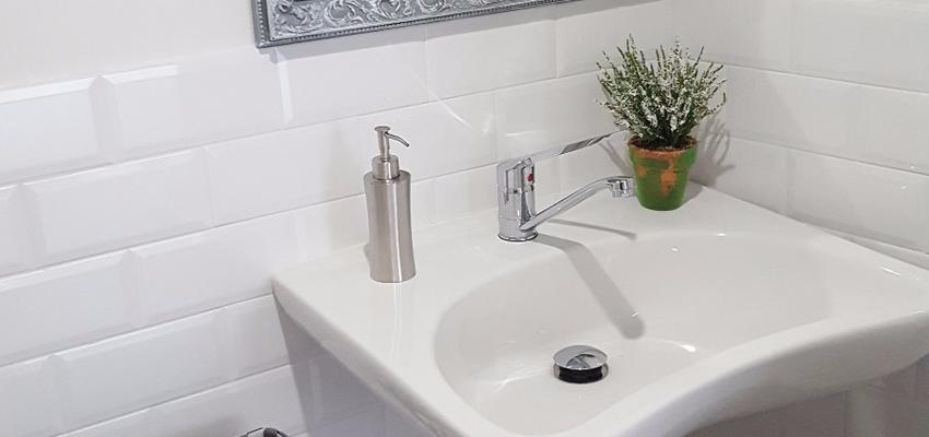 Baño Estilo moderno Color marron, blanco  diseñado por construimos tu casa sl. | Gremio | Copyright contruimos tu casa sl