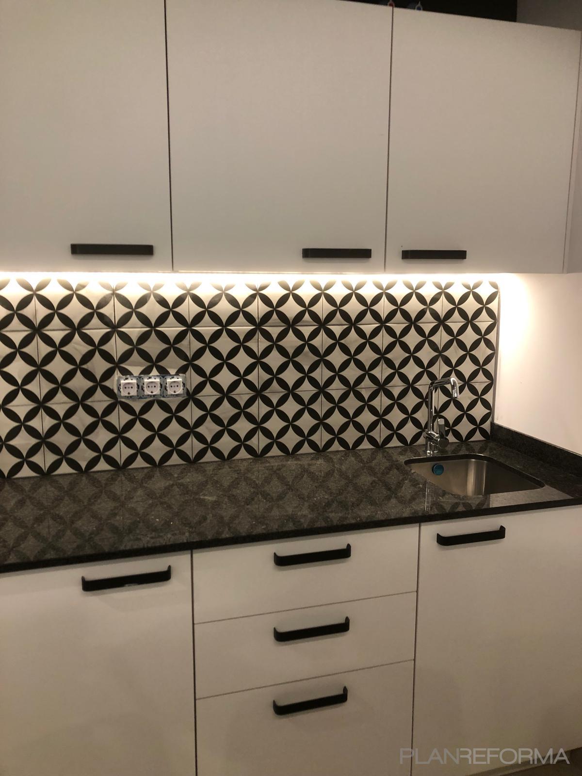 Cocina Estilo moderno Color gris  diseñado por Mikola | Reformista, constructor | Copyright Cocina reformada
