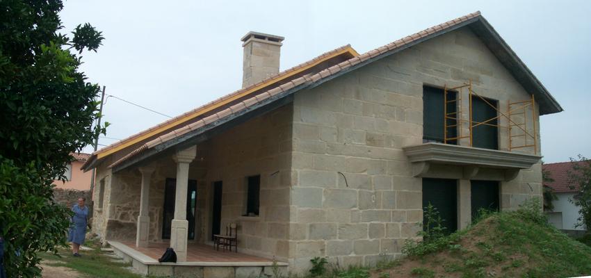 Porche, Exterior style contemporaneo color marron, beige, marron  diseñado por Carlos Trabazo Molins | Arquitecto 