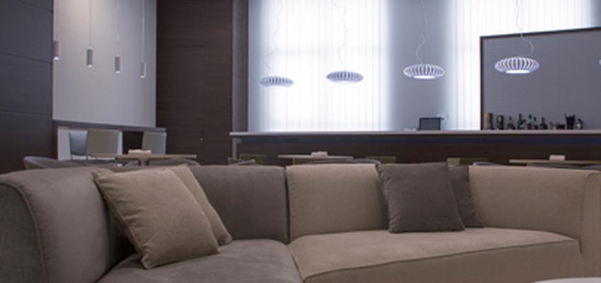 Salon, Cafeteria, Hotel style moderno color marron, beige, blanco  diseñado por InteriorismoLTZ | Interiorista | Copyright Es propio