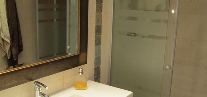 Baño style contemporaneo color marron, beige, marron, blanco  diseñado por CELCA CONSTRUCCIONES | Gremio | Copyright Esta imagen es propiedad de CELCA S.L.