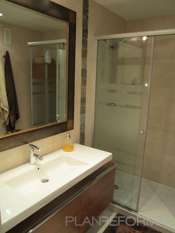 Baño style contemporaneo color marron, beige, marron, blanco  diseñado por CELCA CONSTRUCCIONES | Gremio | Copyright Esta imagen es propiedad de CELCA S.L.
