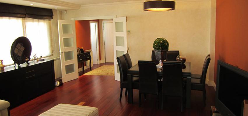 Recibidor, Salon style contemporaneo color rojo, beige, negro  diseñado por CELCA CONSTRUCCIONES | Gremio | Copyright Esta imagen es propiedad de CELCA S.L.