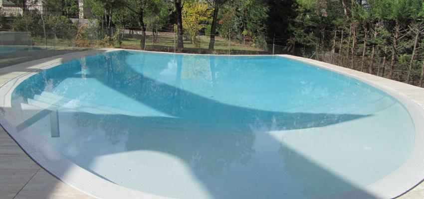 Piscina, Exterior style contemporaneo color turquesa, beige, blanco  diseñado por CELCA CONSTRUCCIONES | Gremio | Copyright Esta imagen es propiedad de CELCA S.L.