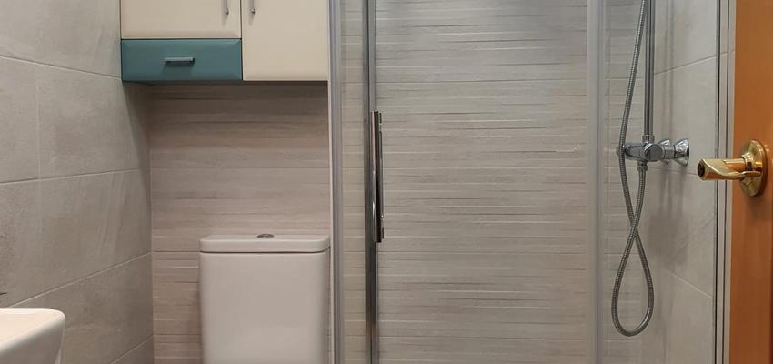 Baño Estilo moderno Color rojo, azul oscuro, beige  diseñado por Construmanager S.L. | Gremio | Copyright Imagen de Construmanager S.L.