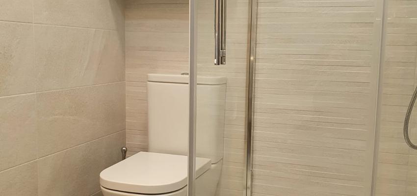 Baño Estilo moderno Color amarillo, violeta, marron  diseñado por Construmanager S.L. | Gremio | Copyright Imagen de Construmanager S.L.