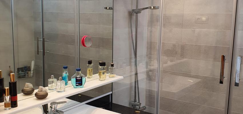 Baño Estilo moderno Color rojo, azul, marron  diseñado por Construmanager S.L. | Gremio | Copyright Imagen de Construmanager S.L.