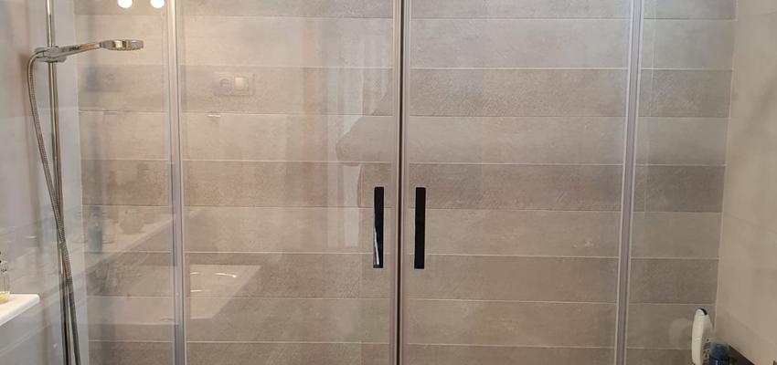 Baño Estilo moderno Color rojo, azul, marron  diseñado por Construmanager S.L. | Gremio | Copyright Imagen de Construmanager S.L.