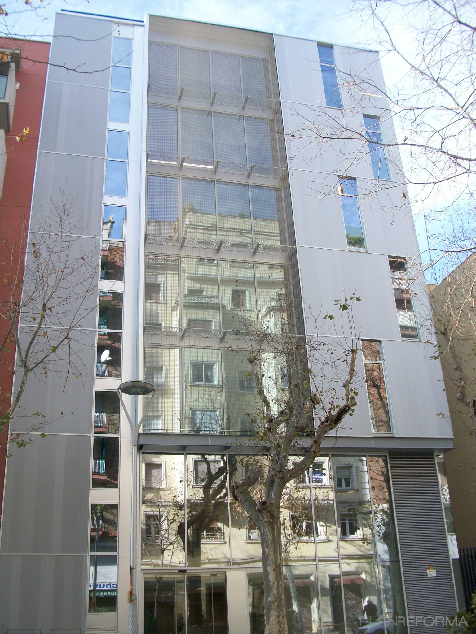 Balcon, Exterior, Sala de conferencias style moderno color azul oscuro, gris, gris  diseñado por VM-PROYECTOS Y DIRECCION OBRAS - JOAQUIN VILLEGAS | Arquitecto Técnico 