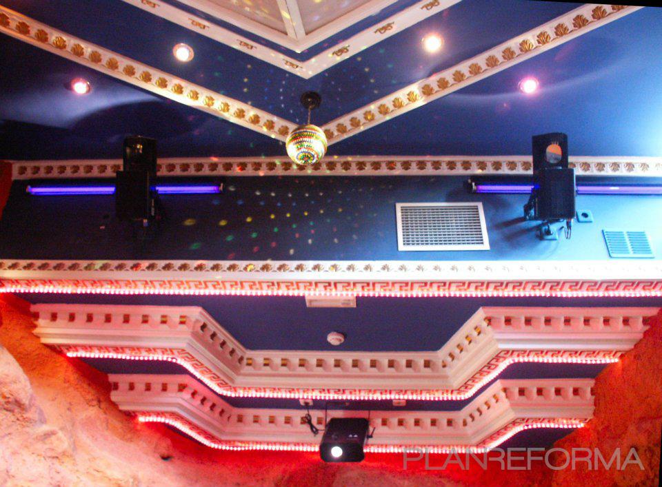 Bar Estilo clasico Color rojo, azul oscuro, blanco  diseñado por Sandro Faticone | Arquitecto 