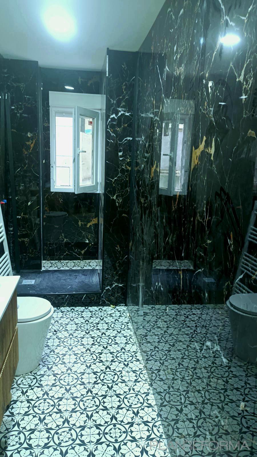 Baño Estilo moderno Color gris, gris oscuro, negro  diseñado por JEGASE CONSTRUCCIONES | Reformista, constructor 