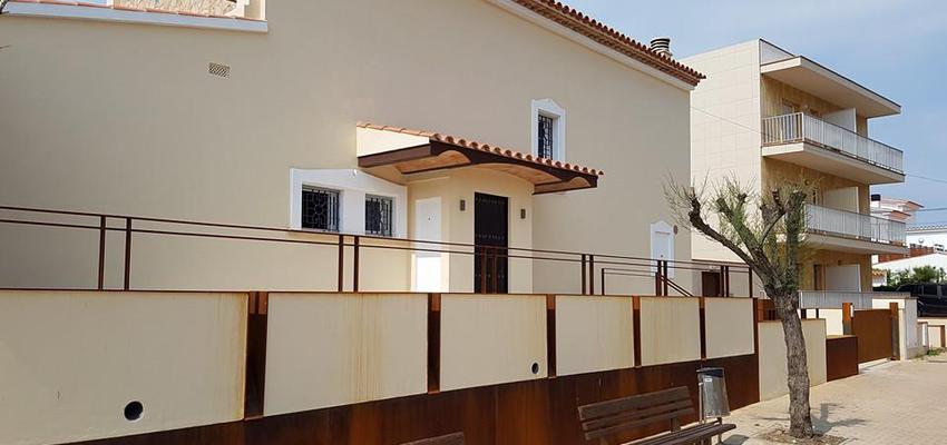 Terraza, Exterior Estilo moderno Color beige, bronce  diseñado por construccions i reformes caryor sl | Gremio | Copyright Caryor sl
