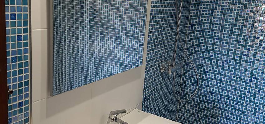 Baño Estilo moderno Color turquesa, azul, plateado  diseñado por construccions i reformes caryor sl | Gremio | Copyright caryor sl