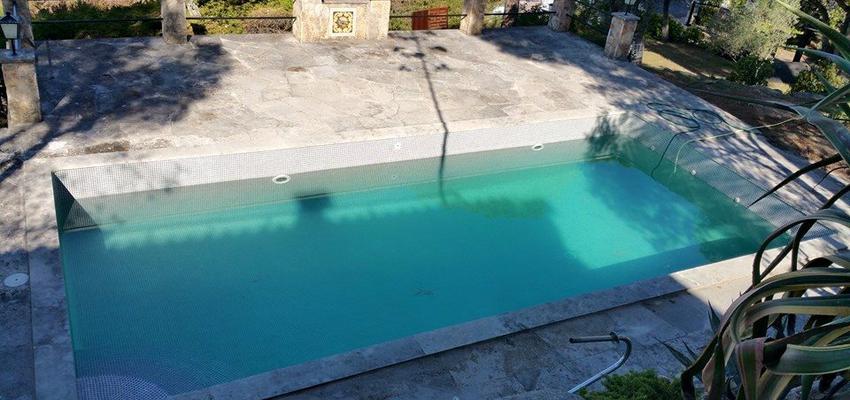 Piscina, Exterior, Jardin Estilo kitsch Color marron, azul cielo, plateado  diseñado por construccions i reformes caryor sl | Gremio | Copyright caryor sl