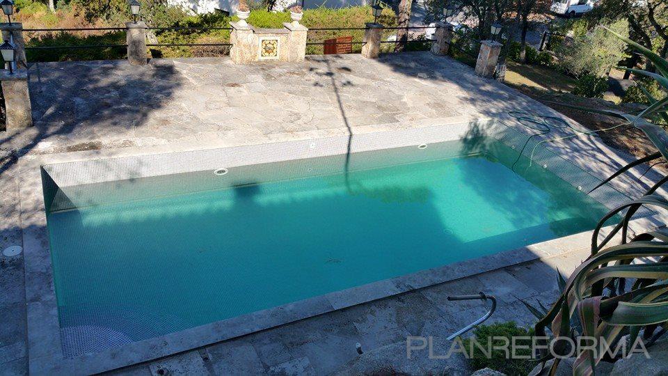 Piscina, Exterior, Jardin Estilo kitsch Color marron, azul cielo, plateado  diseñado por construccions i reformes caryor sl | Gremio | Copyright caryor sl