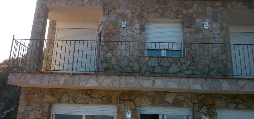 Exterior Estilo rustico Color marron, plateado  diseñado por construccions i reformes caryor sl | Gremio | Copyright caryor sl