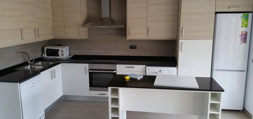 Cocina Estilo mediterraneo Color marron, negro, plateado  diseñado por construccions i reformes caryor sl | Gremio | Copyright caryor sl