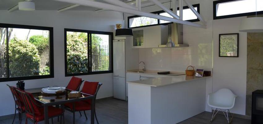 Sala de juegos, Cocina, Salon style moderno color rojo, gris, gris  diseñado por MIMESIS INTERIORISMO SL | Arquitecto Técnico | Copyright Mimesis Interiorismo