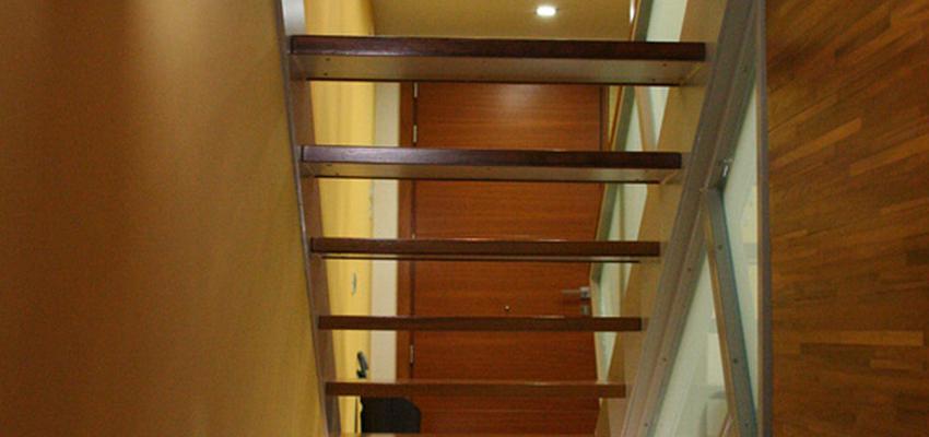 Escalera style contemporaneo color beige, marron  diseñado por JESUS ARRANZ SANTAMARIA | Arquitecto 