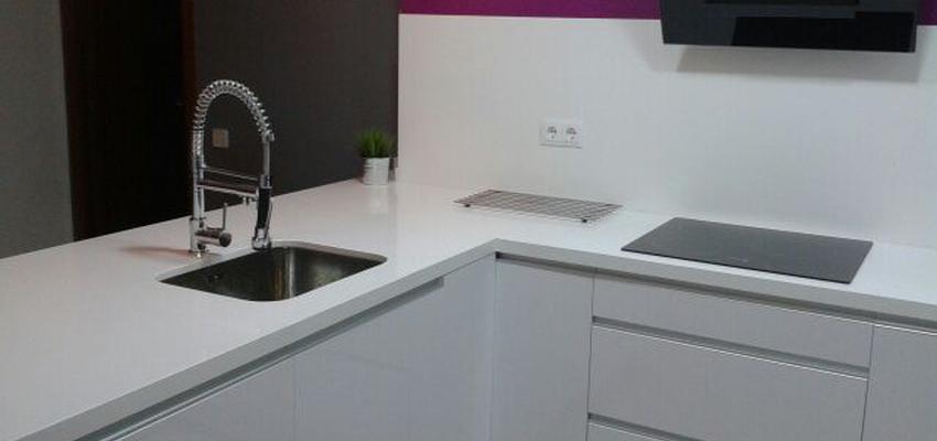 Cocina style moderno color rosa, blanco, gris, negro  diseñado por reformas syn | Gremio 