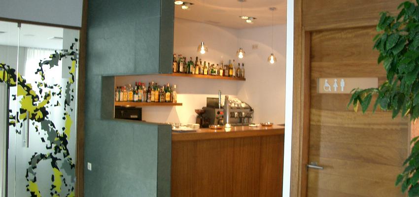 Restaurante style contemporaneo color marron, blanco, gris  diseñado por Deco interiorismo | Interiorista 